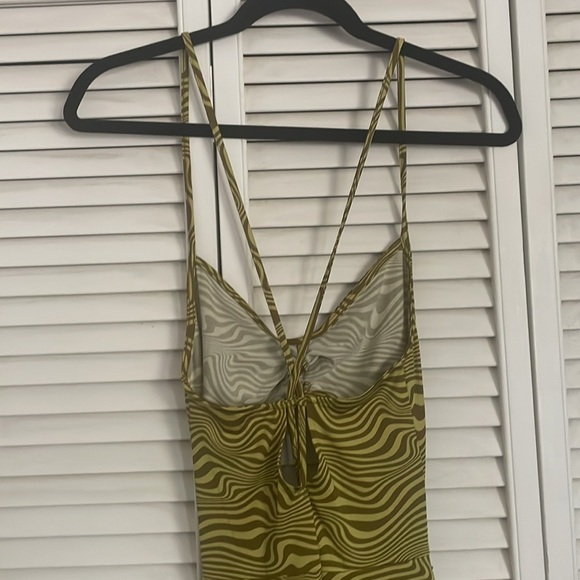 Romper psychedelic pattern stretchy material. Front cu out, cross back - Picture 4 of 4